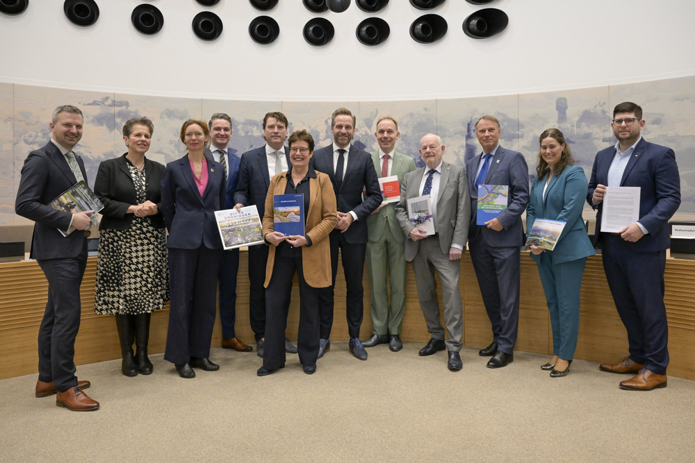 🏡Vandaag overhandigde <a href="/BramSchmaal/">Bram Schmaal</a> het ruimtelijk voorstel 'Dit is Groningen, waardevol Groningen' aan minister <a href="/hugodejonge/">Hugo de Jonge</a>. "Als het om het inrichten van de ruimte gaat, doen we het op onze manier, de Groningse manier", aldus gedeputeerde Schmaal.

provinciegroningen.nl/actueel/nieuws…