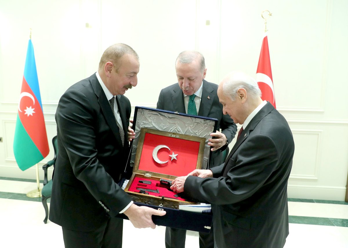 Genel Başkanımız Sayın Devlet Bahçeli, yeniden Azerbaycan Cumhurbaşkanlığı'na seçilen Sayın İlham Aliyev'i telefonla arayarak tebrik etti.