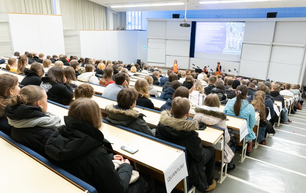 UniTurku's tweet image. DemoDay toi torstaina korkeakouluihin 1300 lukiolaista tutustumaan tekniikan, luonnontieteiden ja terveyden alan opiskelumahdollisuuksiin. 

Eri kampuksilla oli tarjolla 70 erilaista demoa, joissa lukiolaiset saivat esimakua alan opinnoista!

#turunkorkeakoulut #turuntekniikka