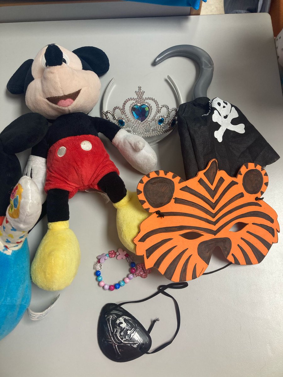 CEIPRaimundo's tweet photo. Nuestro alumnado ha sido muy obediente y ha cumplido la 4️⃣ #Consigna de #DoñaPatarrona 🧙🏼♀️
👏🏼👏🏼 viniendo al cole con algo de #Disney
#Sombreros #Gorros #Peluches #Caretas #Diademas 👑👒🤠🐭
#Carnaval24
https://t.co/PYJTUVL7gd
@educacyl @cfievalladolid #SoyDelRaimundo https://t.co/7yXUpHwL3e