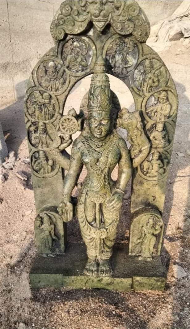 कर्नाटक में कृष्णा नदी से मिली रामलला जैसी भगवान विष्णु की प्राचीन मूर्ति। अयोध्या पुरी में भगवान राम के विग्रह में जिस तरह से भगवान विष्णु के 10 अवतारों को उकेरा गया है उसी तरह 11 वीं सदी की मानी जा रही भगवान विष्णु की इस प्रतिमा में भी अवतार हैं। #जय_श्री_राम‌‌