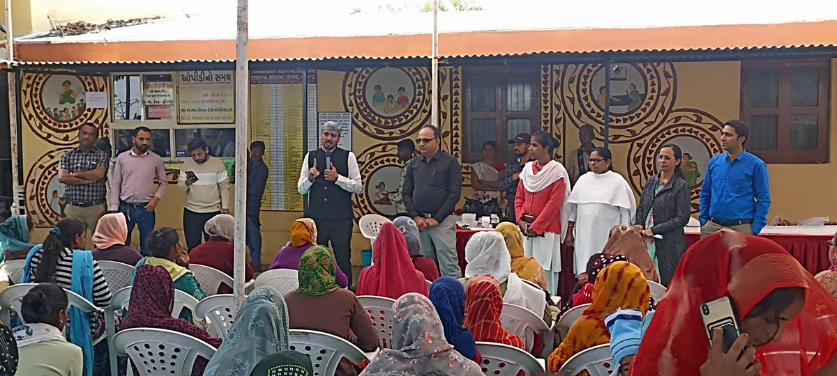 ThoHimmatnagar's tweet photo. હિંમતનગર તાલુકા ના હડિયોલ PHC ખાતે તાલુકા કક્ષાનો આરોગ્યમેળો યોજવામાંઆવ્યો,211 opd તથા સગર્ભા માતાઓને ગાયનેક તબીબ દ્વારા તપાસ,વિવિધ લેબટેસ્ટ કરવામાં આવ્યા, @CdhoSabarkantha દ્વારા પ્રતીકરૂપે પોષણયુક્ત આહારની કીટ આપવામાં આવી. @GujHFWDept @irushikeshpatel @sabarkanthadp @NHMGujarat https://t.co/RTm7lTJ5sK