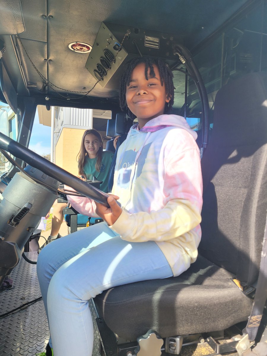 RandyLatner's tweet photo. Hanging out with 4th graders from @Vernerelem and getting to see one of your former students all at the same time is a win-win in my books. #miniwow #amazingtothecore @TCSBoardofEd @TCTATuscaloosa @T_Town_Fire @BranchJetta @MikeDaria @egmackey @jimmyhull_CTE @NHS_theRidge https://t.co/BDBAByBCrt
