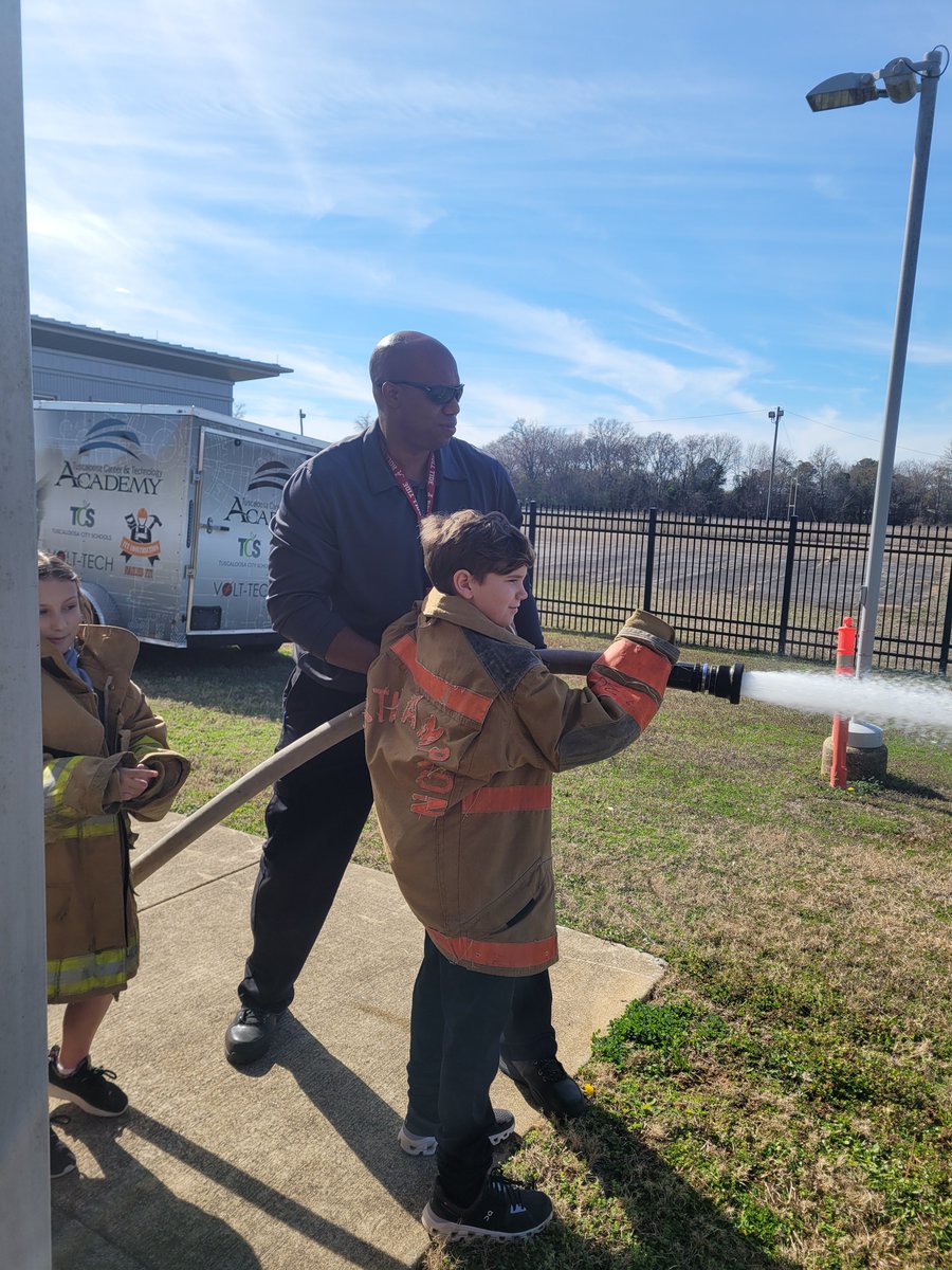 RandyLatner's tweet photo. Hanging out with 4th graders from @Vernerelem and getting to see one of your former students all at the same time is a win-win in my books. #miniwow #amazingtothecore @TCSBoardofEd @TCTATuscaloosa @T_Town_Fire @BranchJetta @MikeDaria @egmackey @jimmyhull_CTE @NHS_theRidge https://t.co/BDBAByBCrt