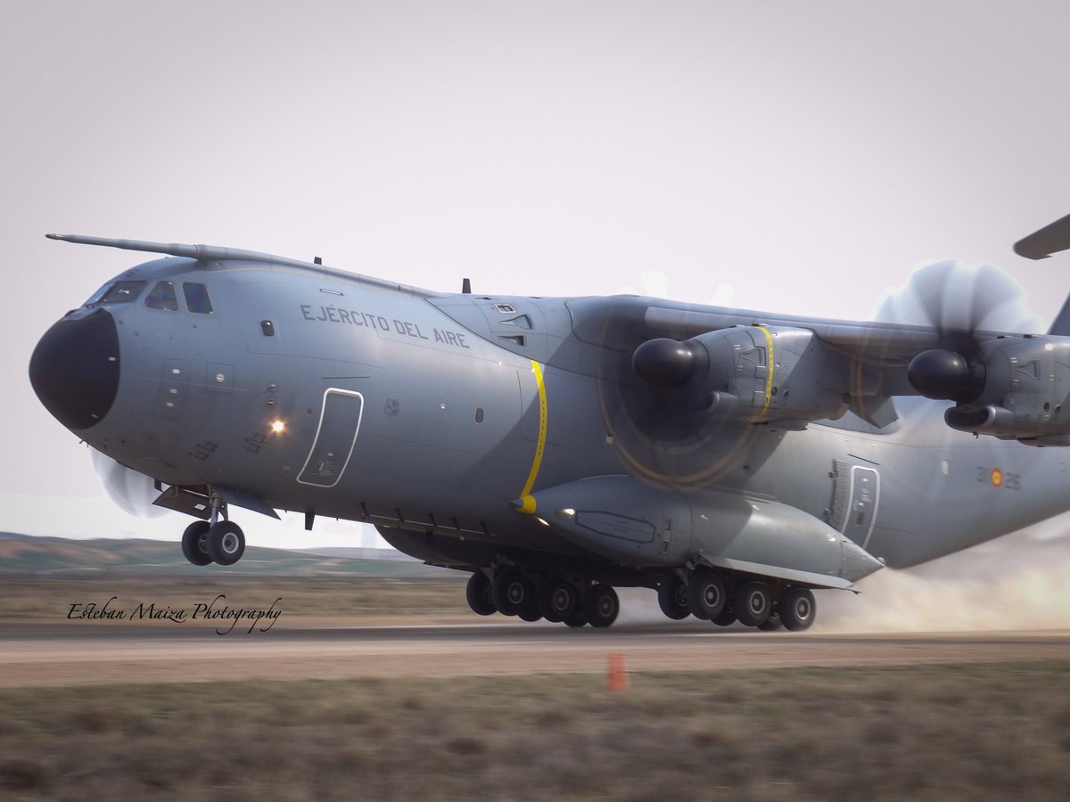 EstebanPhoto11's tweet image. Día de tomas de máximo esfuerzo en pista de tierra del #A400M del @EjercitoAire con el Combat Control Team #CCT del @eadaobviamprims coordinando las operaciones.

Ejercicio #PLIC 02-24 con lanzamientos y operaciones tácticas de aeronaves del @Ala35_ea, #Ala31 y #Ala37.