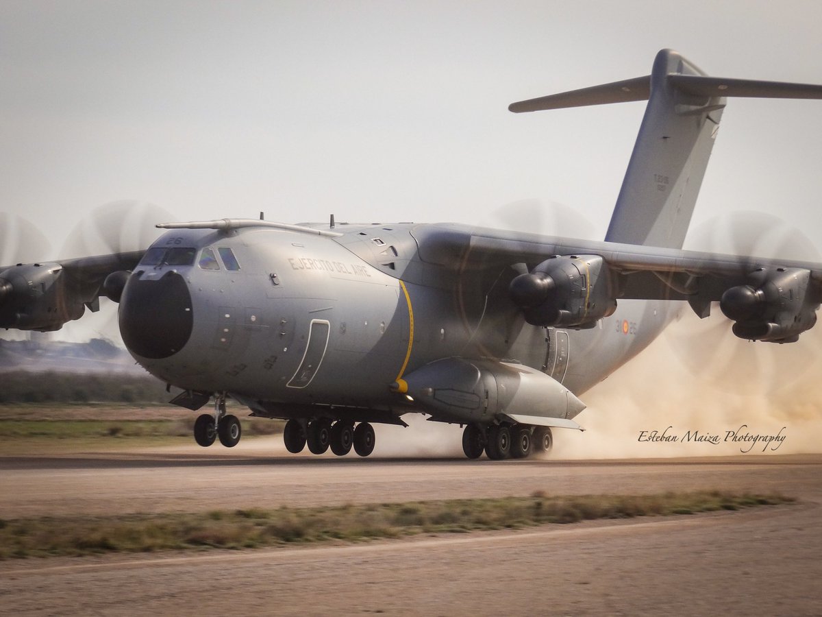 EstebanPhoto11's tweet image. Día de tomas de máximo esfuerzo en pista de tierra del #A400M del @EjercitoAire con el Combat Control Team #CCT del @eadaobviamprims coordinando las operaciones.

Ejercicio #PLIC 02-24 con lanzamientos y operaciones tácticas de aeronaves del @Ala35_ea, #Ala31 y #Ala37.