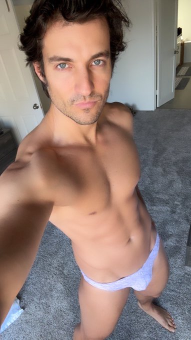 Good morning. I&rsquo;m filming more of my naughty adventures. 🇺🇸  Dzień dobry. Filmuję więcej moich niegrzecznych