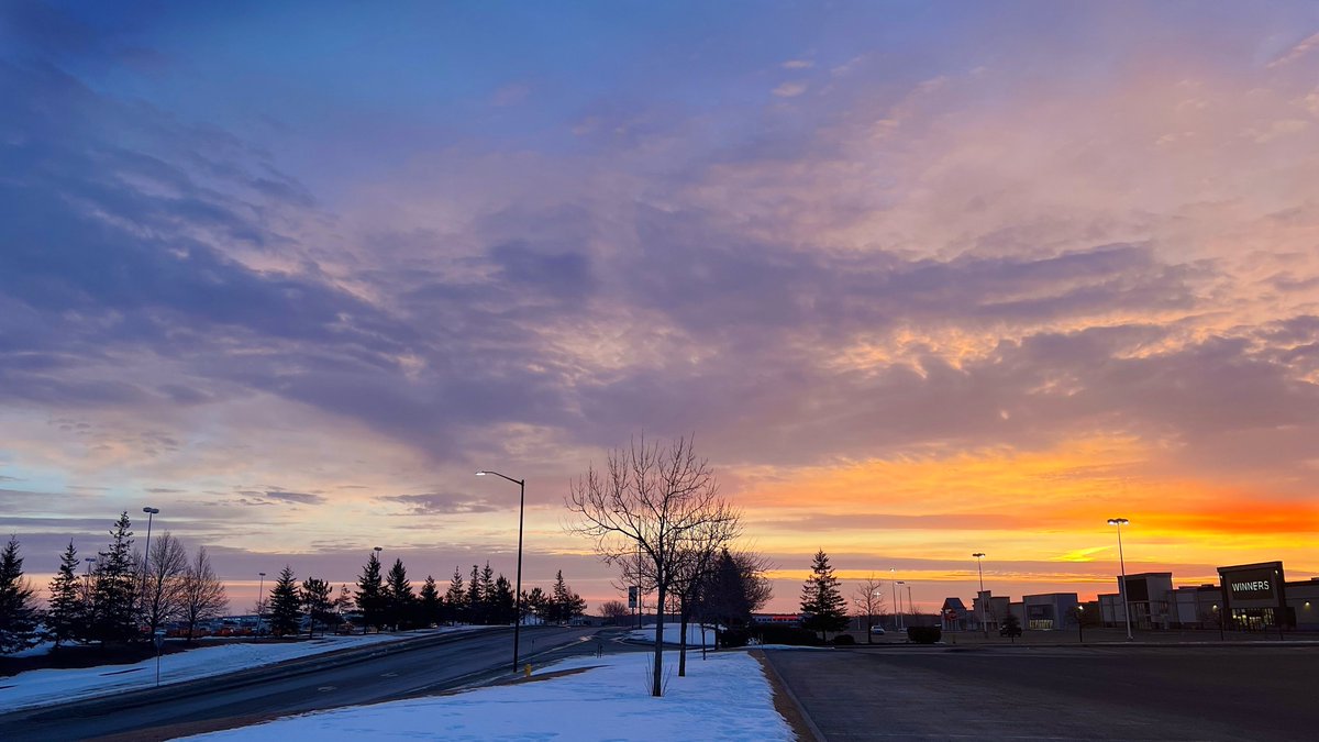 HeyItsMeMissJT's tweet photo. Starting the day off right! Glad I was up and out for this morning's impressive sunrise. #MorningCardio #CottonCandySkies #WalksToWork #Sudbury #Sunrise #LuckyGirl #Daydreamin' with these Thursday morning vibes. #7amScene #EarlyMorningCrew πππ©·π§‘πβοΈ https://t.co/DSipKO4WBT