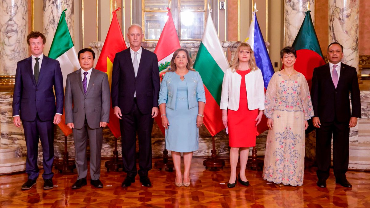 ✅ La presidenta Dina Boluarte recibió esta tarde las cartas credenciales de las embajadoras y embajadores de #Bulgaria, #Filipinas, #Vietnam, #Irlanda y #Bangladesh, durante una ceremonia realizada en el Salón Dorado de Palacio de Gobierno. ✅ Se trata de las embajadoras de…