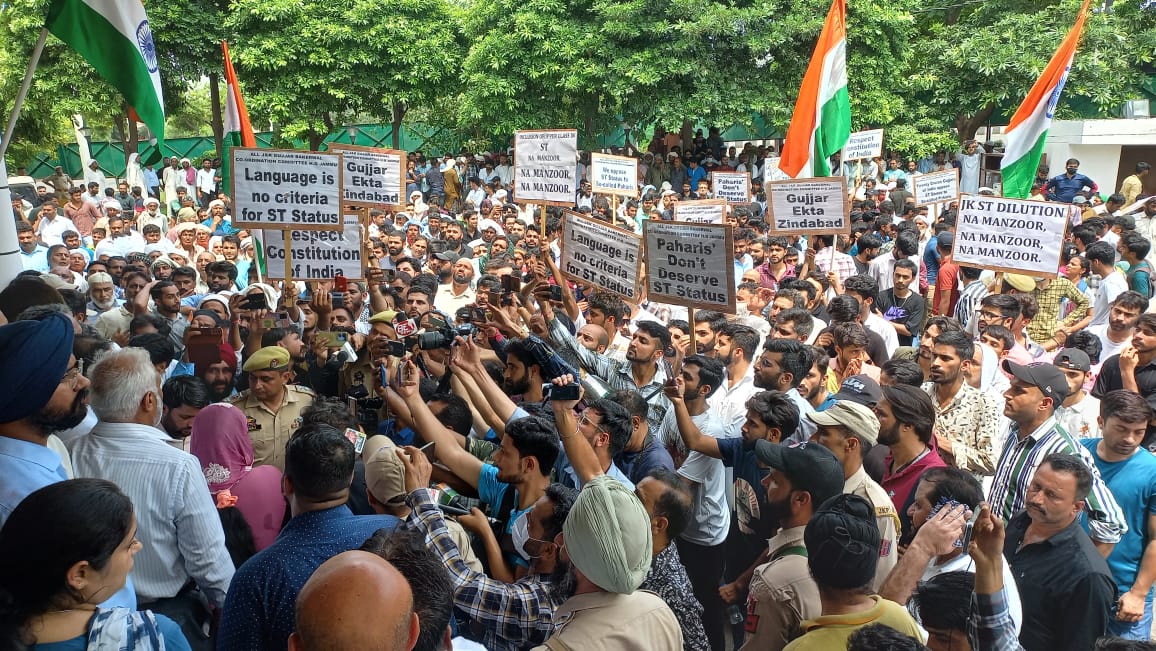 NomadicSafeer's tweet photo. 🚨 Attention BJP 
If BJP Inclusion upper caste in ST J&amp;k.Let's b clear:this move wil not go unnoticed.decision-makers: 3rd largest community is watching closely,their votes r not to b taken lightly.Their stance in the upcoming election hangs in balance.
#WithdrawJKSTAmendmentBill https://t.co/qbGgwKeGXJ