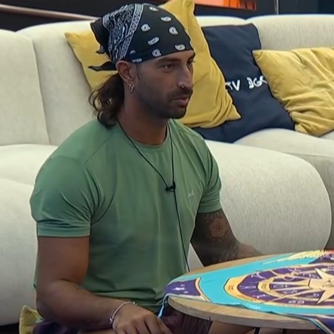 ElLauchaOkey's tweet photo. Licha: "Me tengo que sacar las zapatillas??"
Furia: "No es un templo budista boludo" JAJAJAJAJAJA 
#GranHermano #GranFuria https://t.co/IYzgFfQFfx