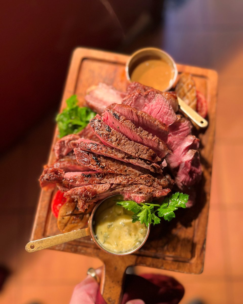 Cote du boeuf - Side of irish prime beef rib - chips - onion rings - pepper sauce - bearnaise sauce ✨ for 2 people ✨ 
Special in the menu for Valentines week 🤩