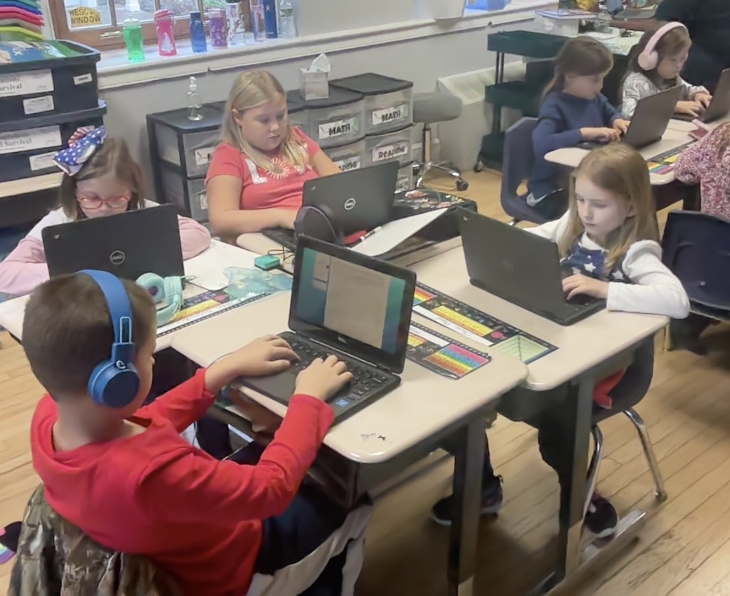 hshaffer's tweet photo. Trackpads and keyboards - We're learning how to name and properly use the hardware that helps us input data on our Chromebooks! #NYSCSDF #MoricMSP @ODYoungCSD https://t.co/qDBSmh1EZq