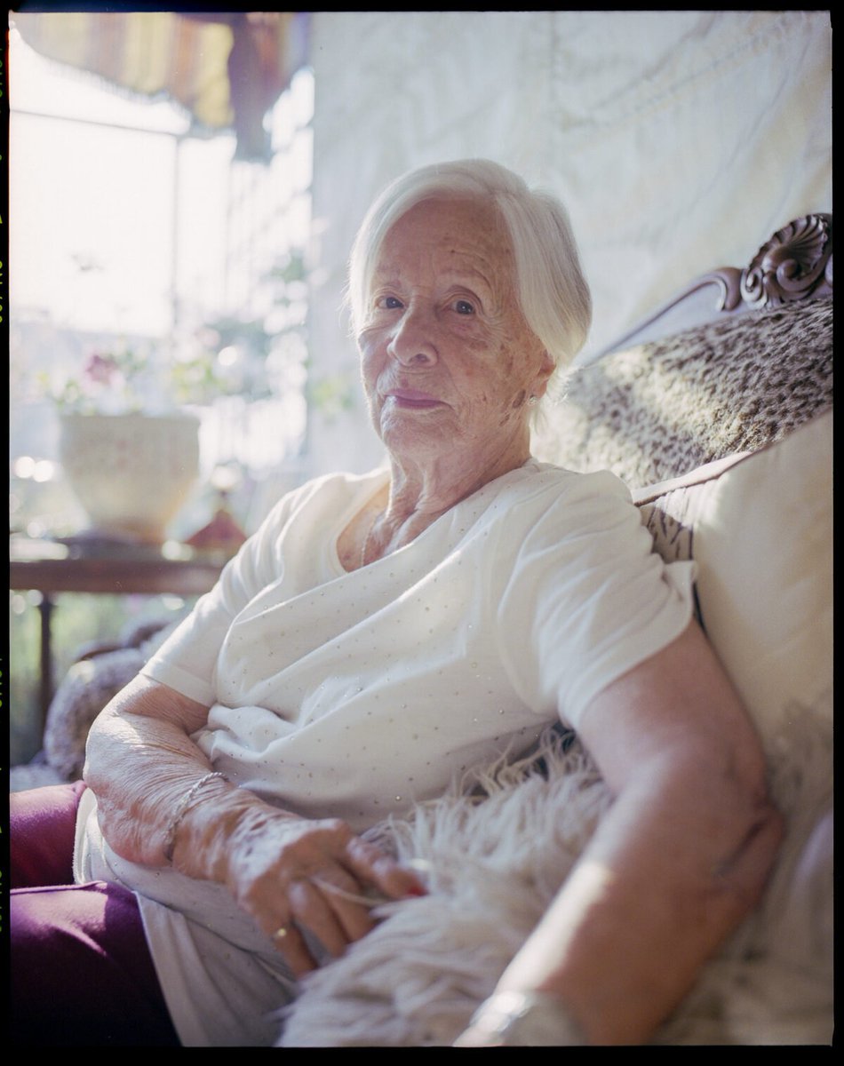 thecliniccl's tweet photo. ENTREVISTA |  Delfina Guzmán, a los 95 años:

“A ese cabro lo adoro… Encuentro que tenemos un Presidente inteligente, atento, vibrante, cariñoso. Me encanta, y lo voy a defender siempre, ahora más que nunca". 

» https://t.co/xVpIoumewx