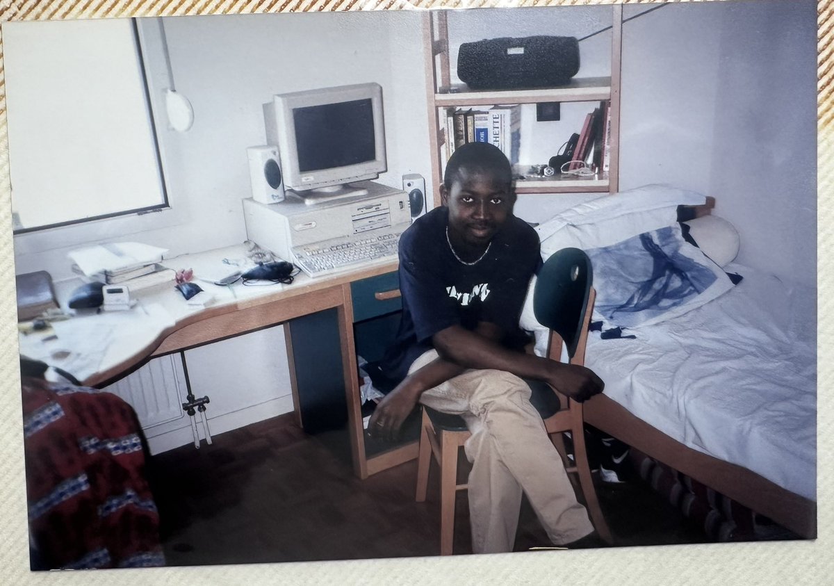 AKarim_Bangoura's tweet photo. La vie d’étudiant quelque part à la Porte de Montmartre il y a plus de 20 ans… Malheureusement il ne m’est pas venu à l’esprit inventer Facebook dans mon studio 🙂 https://t.co/1sZf3O7WnE