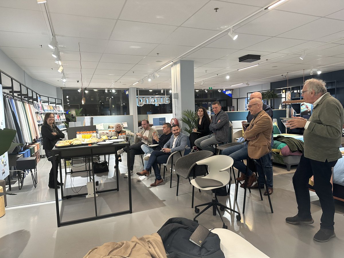 Toob_Alers's tweet image. Leuke avond. Aan het bestuur en eigenaar van “Woonhart Zoetermeer” marketing-/communicatieplan 2024 en totale rebranding indentiteit samen met Linda gepresenteerd.

“Ziet er verzorgd, creatief en doordacht uit” #reactie #BuroToobYoungCreatives 
by #UrbanSolutions