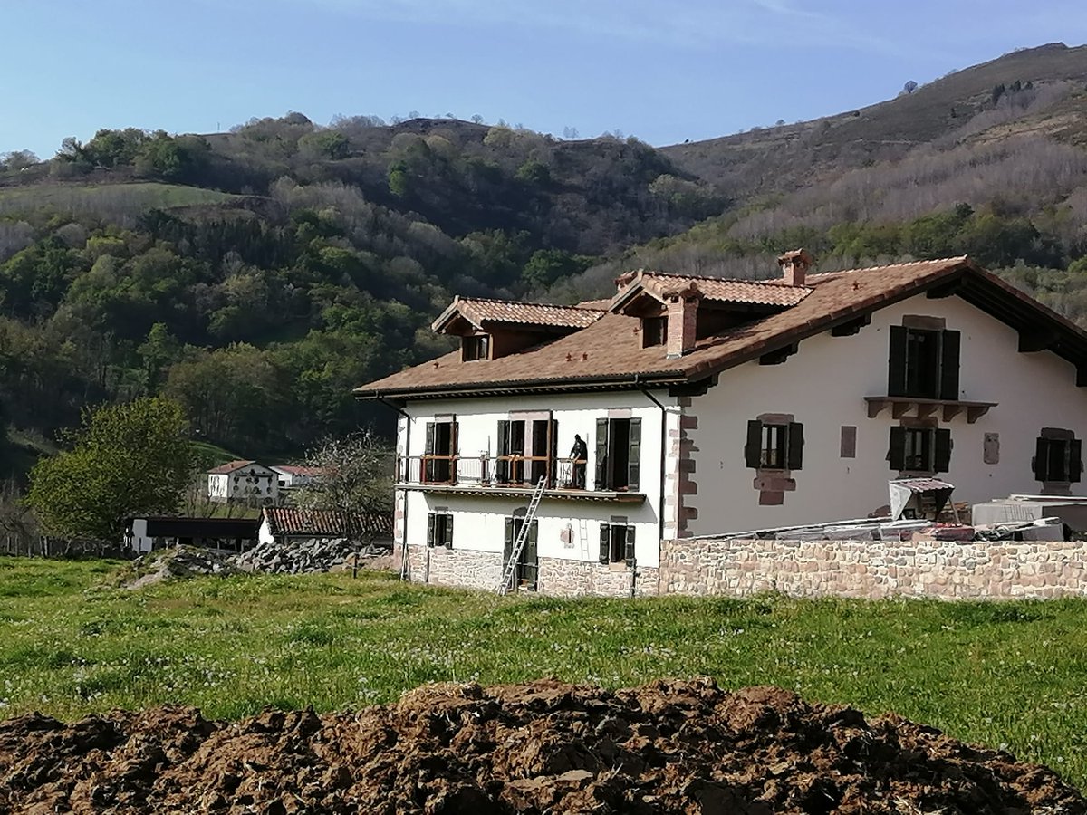 Kontraleihoak, kristal hirukoitza duten leihoak, eta balkoiak jarrita beste itxura bat ez? 🥰

Zurgina etxean izanik kontraleihoak berak egin ditu eta nola ez, leihoak eta balkoiak ere zurezkoak. 😅

Asmatu al du kolorearekin?

#baserria #kabialandetxea #nafarroa #Arraioz
