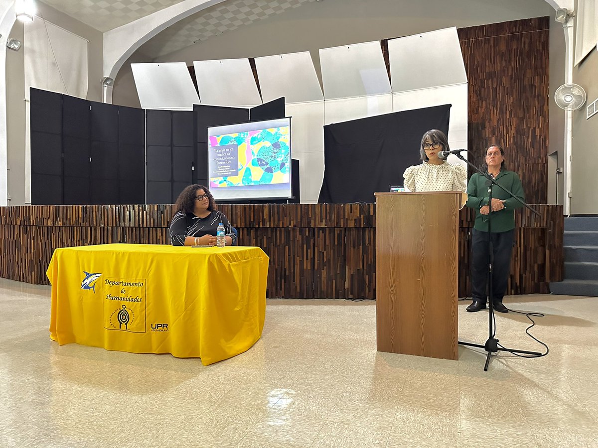 La destacada comunicadora, relacionista y periodista, Sandra Rodríguez Cotto fue exponente en el conversatorio “La crisis de los medios de comunicación en Puerto Rico” que se llevó a cabo hoy en el anfiteatro de la Universidad. 💙 ¡Nos sentimos honrados por su visita!🦈✨