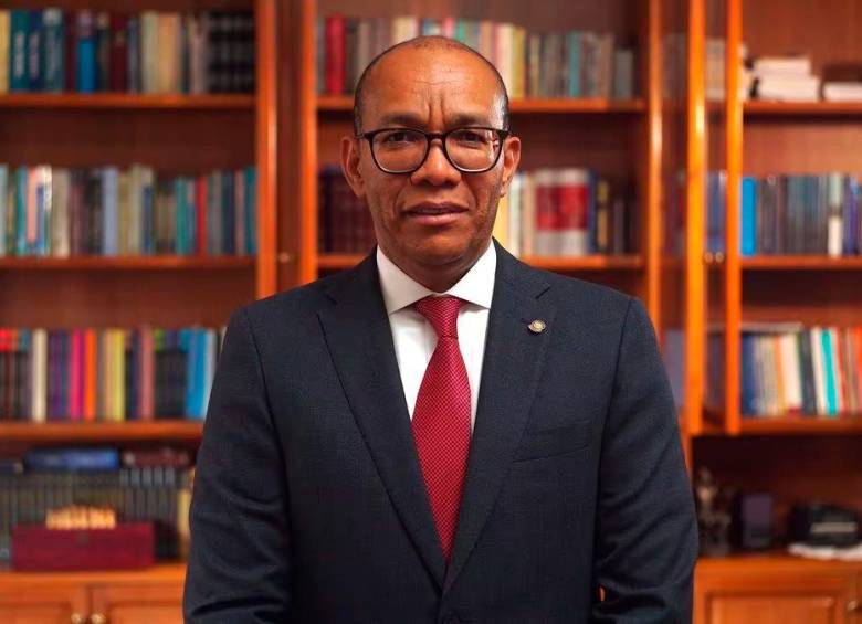 Pregunto ¿Qué esconde el presidente de la <a href="/CorteSupremaJ/">Corte Suprema de Justicia</a> para no elegir el nuevo Fiscal de #Col? ¿A quién le debe favores él presidente de la Corte Suprema? ¿Por qué dilata el proceso? ¿Por qué busca dejar de fiscal a una vicefiscal cuestionada por encubrir el narcotráfico?