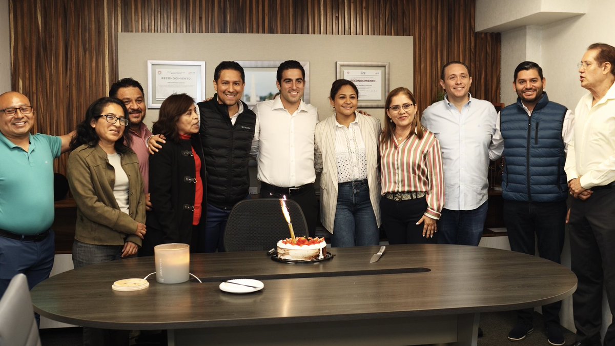 GinoSeguraV's tweet photo. Celebré mi cumpleaños con el gran equipo de @Sefiplanqroo, incluyendo a nuestros subsecretarios, y los directores del @satqroo. Agradecido por un año más para seguir fortaleciendo y transformando Quintana Roo. #FamiliaSEFIPLAN #TransformandoQRoo https://t.co/hkCdMRp8Lk