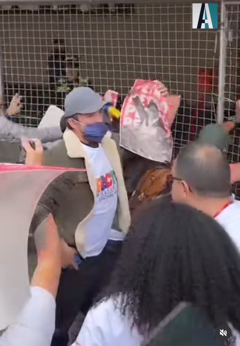 ByViral24's tweet photo. 🚨🇨🇴ATENCIÓN. Se conoce la identidad de quienes intentan ingresar a la fuerza a la @CorteSupremaJ se trata de José Cuesta Novoa, exguerrillero del grupo M19 y Concejal de Bogotá y miembros de @fecode https://t.co/fiqOUZ8AF2