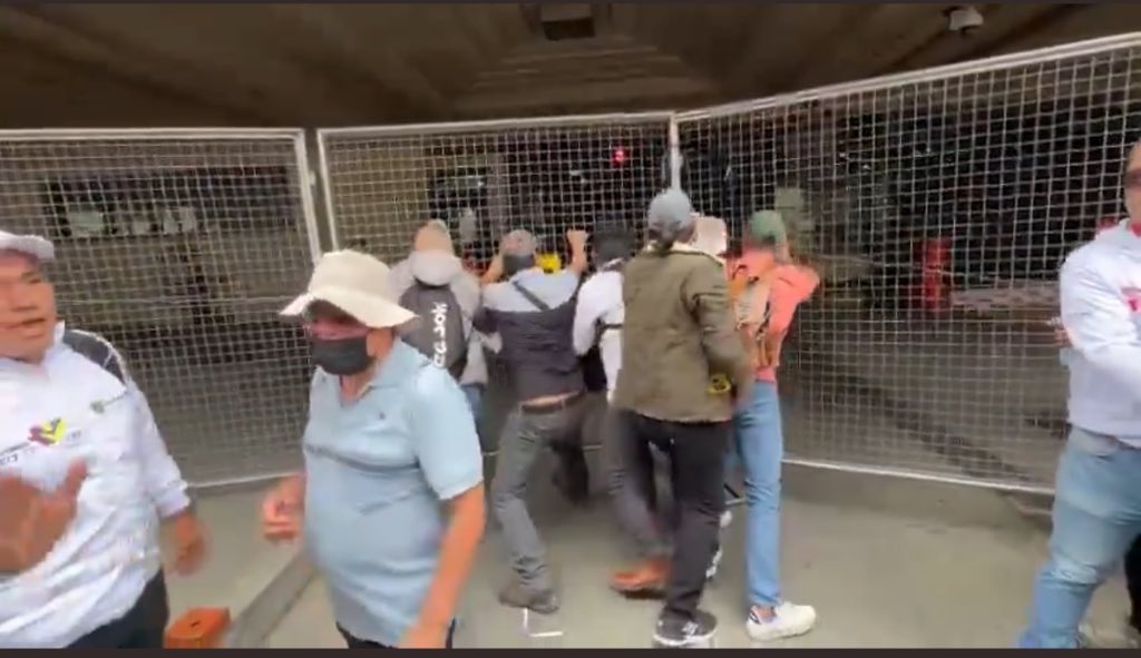 ByViral24's tweet photo. 🚨🇨🇴ATENCIÓN. Se conoce la identidad de quienes intentan ingresar a la fuerza a la @CorteSupremaJ se trata de José Cuesta Novoa, exguerrillero del grupo M19 y Concejal de Bogotá y miembros de @fecode https://t.co/fiqOUZ8AF2