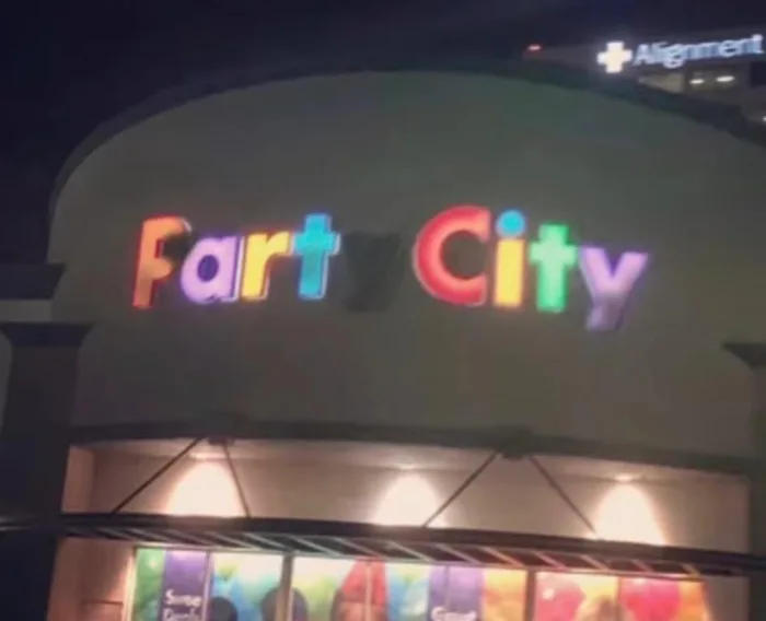 RobDenBleyker's tweet image. take me down to fart city, where the grass is brown and air smells shitty