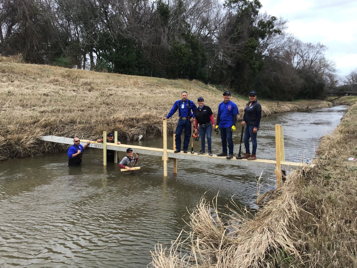Special thanks to the Maintenance Department for a great job on getting the race bridge up and ready for this weekend's <a href="/AlvinISD_EdFdn/">AlvinISD Education Foundation</a> Turtle Race and Fun Run! 😎🐢