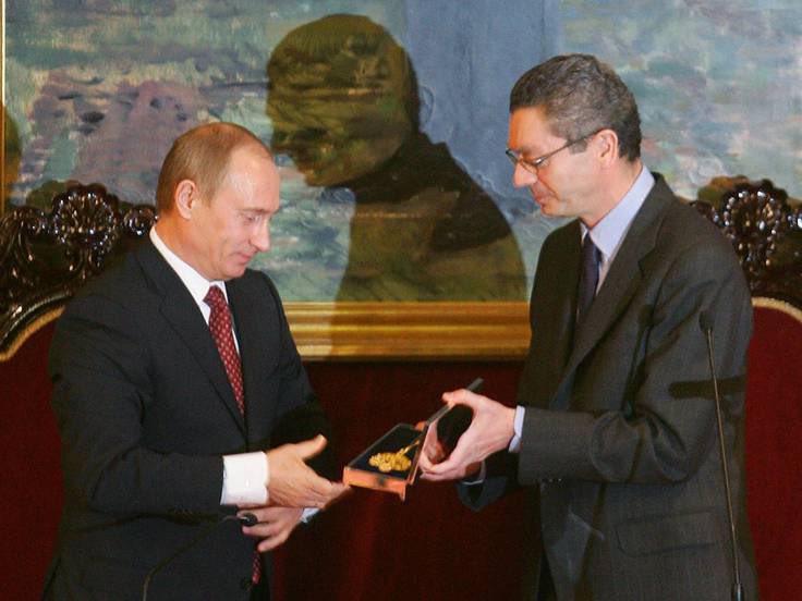 guillotina_Ya's tweet photo. Ahora que van a investigar las conexiones con Putin me gustaría recordar que le han entregado las llaves de Madrid.
Os aviso! https://t.co/l7Qkiw35Bm