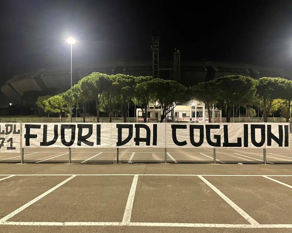 TuttoBariCalcio's tweet photo. 🔴 TIFOSI IN PROTESTA!
#Striscioni polemici, di protesta e dissenso, contro la proprietà #DeLaurentiis, sparsi per l'intera città dai gruppi organizzati della tifoseria biancorossa https://t.co/dTEbM9a8x8
