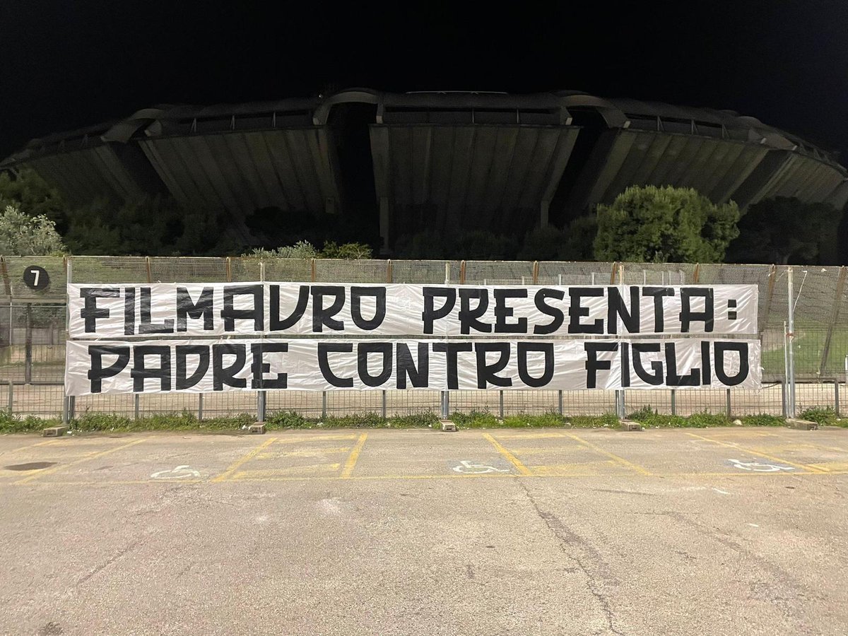 TuttoBariCalcio's tweet photo. 🔴 TIFOSI IN PROTESTA!
#Striscioni polemici, di protesta e dissenso, contro la proprietà #DeLaurentiis, sparsi per l'intera città dai gruppi organizzati della tifoseria biancorossa https://t.co/dTEbM9a8x8