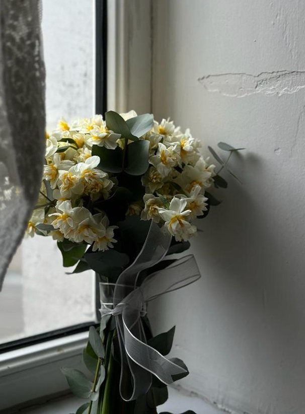 Korkarım pat diye
Geleceksin bir gün 
Ev dağınık 
Ben ölü 
Mahçup olacağım sana.