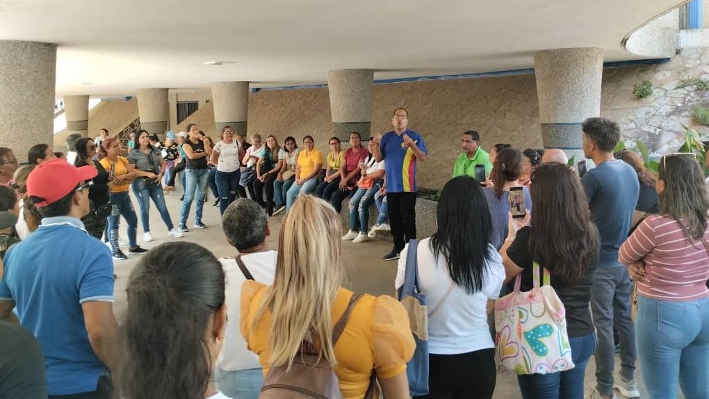 fvmluchaonline's tweet photo. ¡No abandonaremos la Convención Colectiva, instrumento fundamental de los trabajadores!
✔️Salario digno
✔️Seguridad social
✔️ Devolución de Primas

📷 El directivo nacional de la FVM Dr.Hector Medina asistiendo a los afiliados en Asamblea de Docentes de SINVEMA Nueva Esparta. https://t.co/SfEa4qVQYI