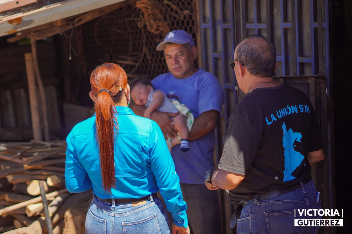 NI_LaUnion's tweet photo. #CasaXCasa || Victoria Gutiérrez se compromete a mejorar la interconectividad vial en La Unión Sur, proyecto crucial descuidado por mucho tiempo. Tu apoyo es esencial para seguir trabajando con el presidente Nayib Bukele. ¡Nuevas Ideas #LaUniónSur! 🗳️🇸🇻 https://t.co/Awev18vORE