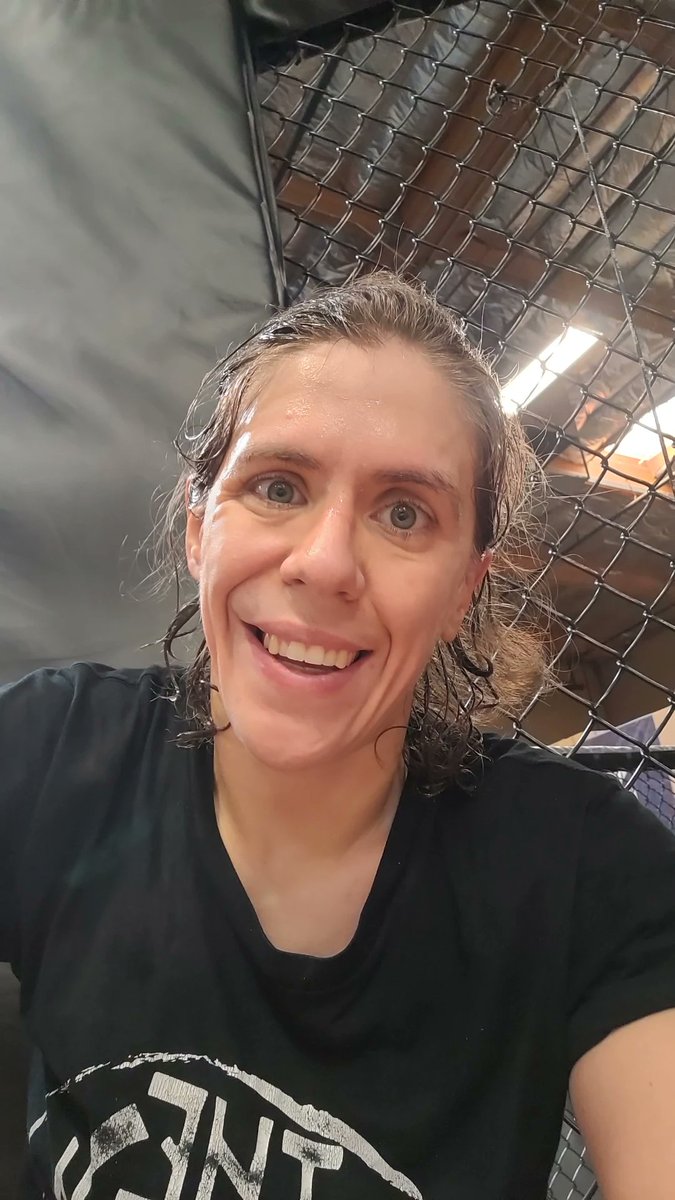 SerenaSouthpaw's tweet photo. All smiles and a month out! Feeling lean, skinny and dangerous. It's nice to finally have something to look forward to 😁💥🥊 #mma #fightcamp #southpawoutlaw #reenzilla #striking #grappling #bjj #boxing #muaythai #wrestling https://t.co/urYV2DGVb3