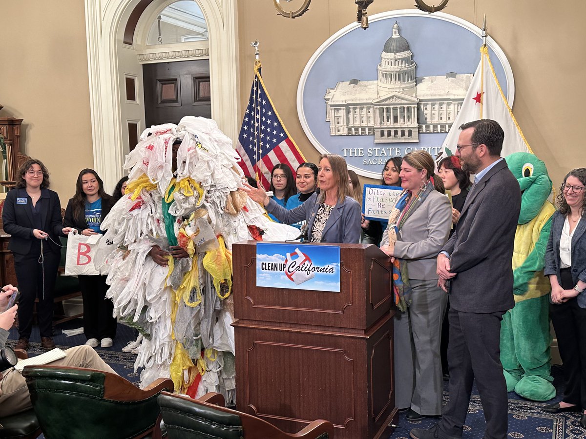 SenBlakespear's tweet photo. Delighted to join with @BenAllenCA and @BauerKahan today to announce legislation to ban plastic bags at grocery stores and other stores that sell food. We had a terrific press conference with many supporters who included @CalGrocers @cawrecycles @CALPIRG and a plastic bag monster! @CASenateDems Look forward to moving #SB1053 and #AB2236 through the Legislature.