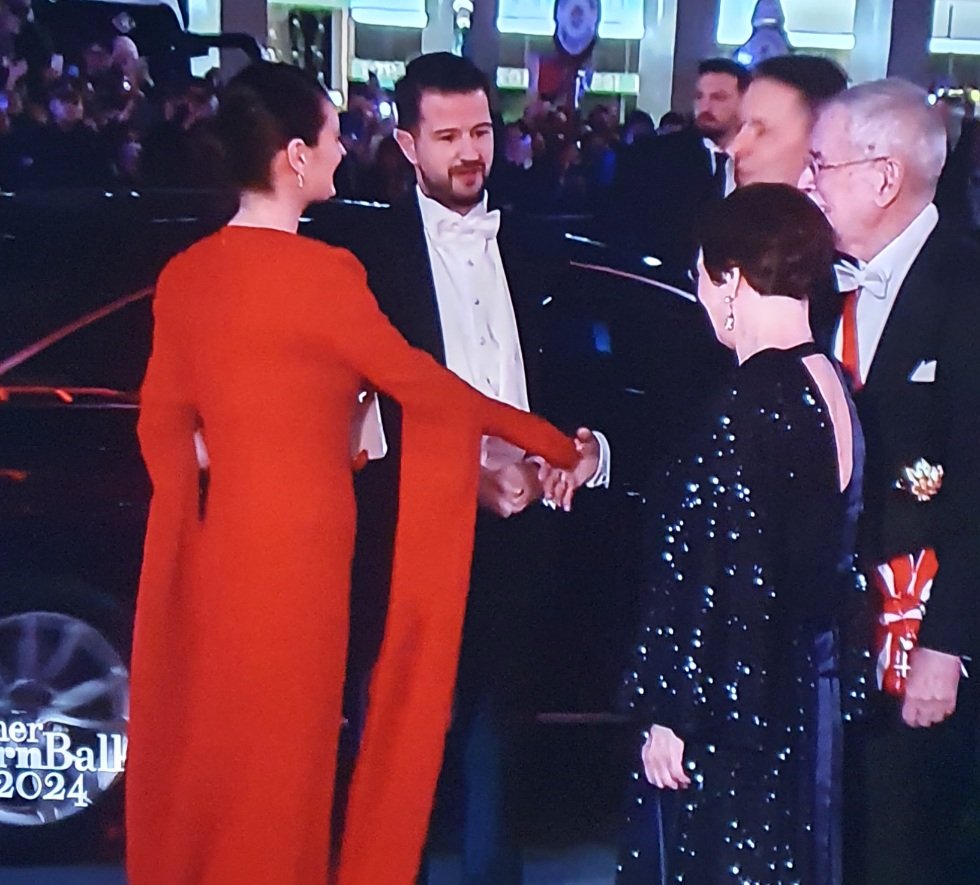 JoseChrisW's tweet photo. #Opernball #Opernball2024 Wenn man den roten Teppich selber trägt. https://t.co/c29STcLYfj