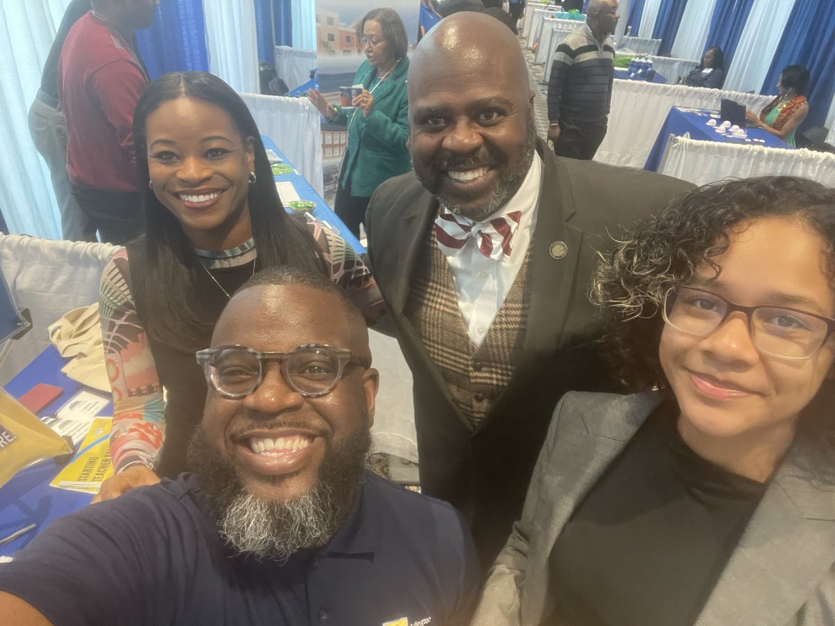 CarlWmSeward's tweet photo. The @_HamptonU Spring Career Fair was AWESOME!  And, Shannan Ellis and I found some great talent for @APSVirginia!  The energy from our table was so electric, the Assistant Provost, Dr. Richard Mason, came along to see us! Shout out to the REAL HU!  Proud alumnus here!!! https://t.co/CIJMHkFY5n