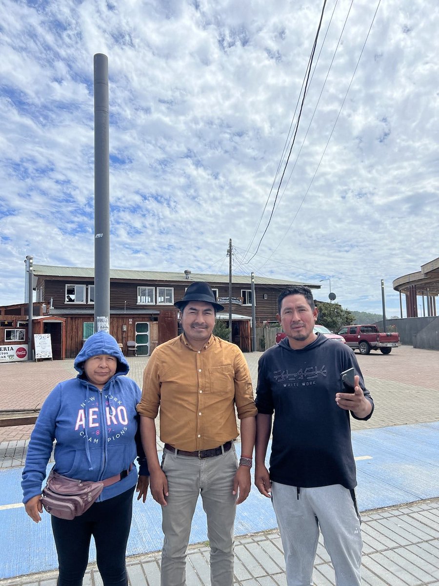 CONAIE_Ecuador's tweet photo. 🔴#ATENCIÓN | El presidente de la CONAIE, @LeonidasIzaSal1, se encuentra en Chile para participar en el 9° Congreso de la Identidad Territorial Lafkenche (Pueblo Mapuche). 
Hoy sostuvo una reunión con el alcalde del Puerto Saavedra de la región de la Araucanía, Juan Paillafil Calfulen, para dialogar sobre los derechos de los pueblos originarios, la construcción de políticas públicas interculturales, las experiencias de lucha de los pueblos indígenas y el carácter plurinacional e intercultural del Estado ecuatoriano, así como las estrategias para avanzar en los postulados de la defensa de los derechos de los demás. También compartió con los hermanos y hermanas ecuatorianos de Otavalo y Chimborazo que viajan por el mundo con sus artesanías, y con compañeras que trabajan desde la academia en la Universidad de la Frontera. 
El 9° Congreso de la Identidad Territorial Lafkenche se realizará del 8 al 11 de febrero y reúne a un conjunto de comunidades y actores territoriales que habitan el lafken mapu o territorio costero mapuche, situado entre el golfo de Arauco y las provincias de Chiloé y Palena. 
!Por la hermandad de los pueblos! #SomosCONAIE.

#CONAIE #PueblosIndígenas #EnUnidad