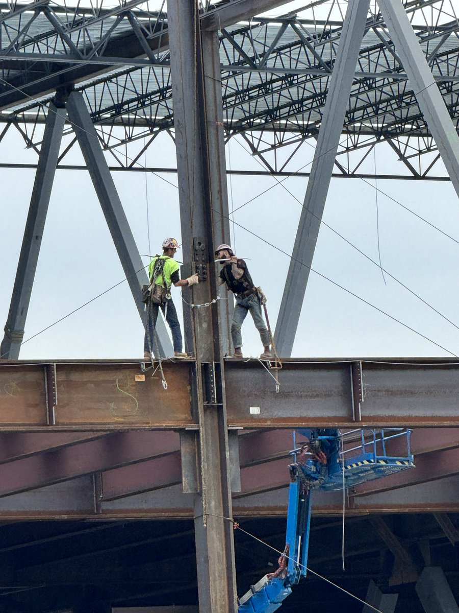 #Construction #unionconstruction #BuildingTheNation 
Some of the homies banging iron 🚀🚀
