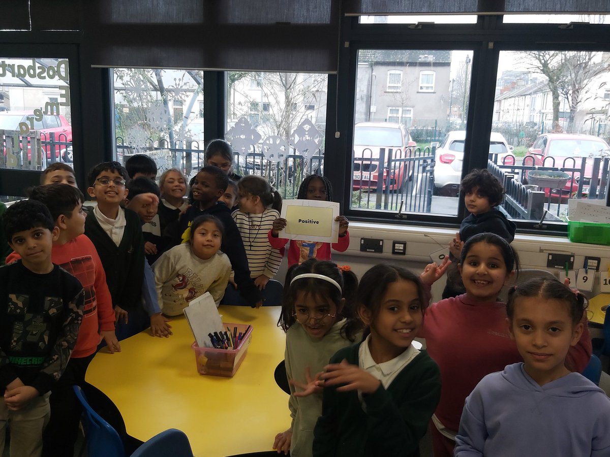 Mrs_Biggin1's tweet photo. We considered different influences from things we see online. We decided if those were positive or negative influences #SaferInternetDay2024 https://t.co/RvKkudch6O