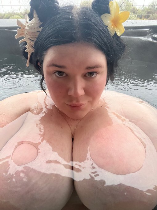 Moment of calm~ 🍃🌧️ https://t.co/DcR43HjcCV