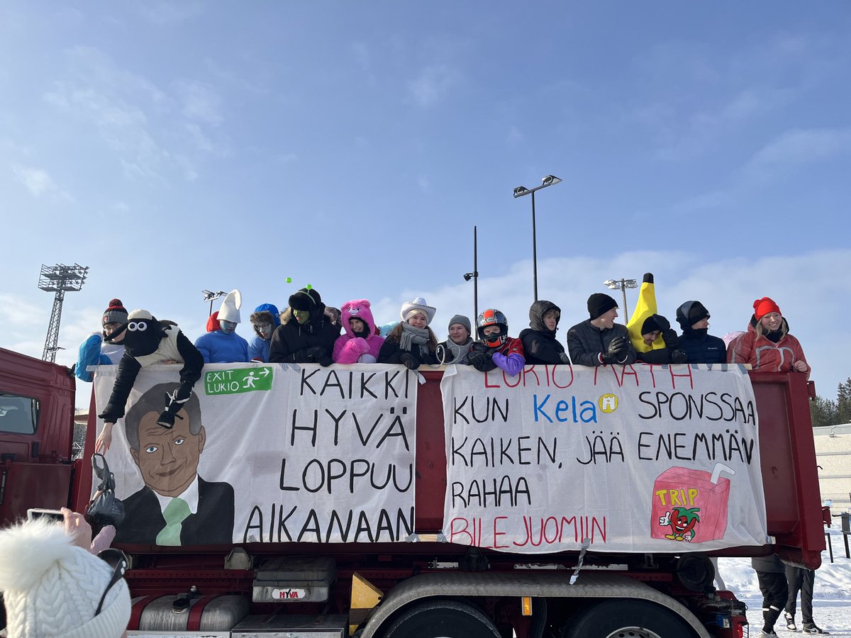 HeliElina's tweet photo. Olipa piristävää seurata tänään penkkarirekkoja. Koulutusjärjestelmässämme voi olla parannettavaa, mutta silti meillä on tuhansittain erittäin fiksuja ja taitavia nuoria, jotka tulevat viemään Suomea eteen päin. https://t.co/oMvixkla75