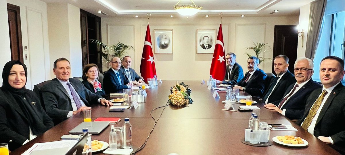 Cumhurbaşkanlığı Eğitim ve Öğretim Politikaları Kurulu üyeleriyle bir araya gelerek sona yaklaştığımız müfredat çalışmalarımız ve eğitimde atacağımız yeni adımlar hakkında istişareler gerçekleştirdik.

Ülkemizi #TürkiyeYüzyılı'na taşıyarak çocuklarımızı daha müreffeh bir geleceğe