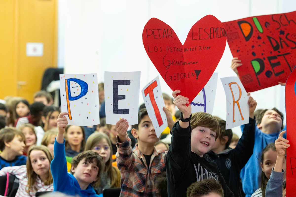 🇧🇪Finale des dtspr. Lesewettbewerbs zur Förderung der #Lesekompetenz: <a href="/ACFBrussels/">ÖKF Brüssel</a> gratuliert allen Finalist*innen. Der 1. Platz geht an die Europaschule 3. Autorin Susan Schädlich trug aus dem Buch "Fragen an Europa" vor. Partner: LV #Hessen, Dt. Botschaft Brüssel, @GI_Bruessel
