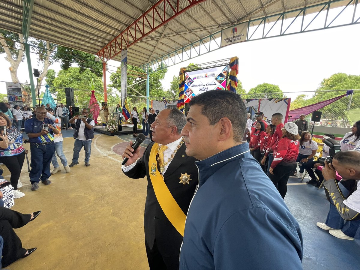 comandosergioh's tweet photo. Gracias a mi hermano y amigo @OviedoPSUV quien siempre ha sido consecuente, porque así es la revolución al servicio de nuestro pueblo #SinEgoTransformamos https://t.co/5SBRHLPejc