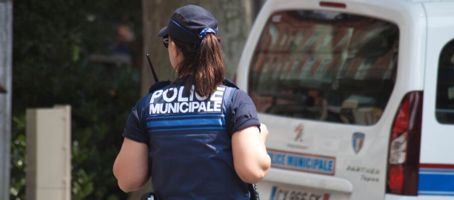 GossipRoomOff's tweet photo. 🚨 Un homme de 97 ans a été interpellé mardi 6 février après avoir tué son épouse de 95 ans à Puget-sur-Argens (Var). Mardi vers 17 heures, l’homme a ouvert le feu sur son épouse. Placé en garde à vue à l’arrivée des forces de l’ordre, le nonagénaire a reconnu avoir tiré sur elle. La victime était atteinte d’une maladie grave. En moyenne, un féminicide survient tous les trois jours en France. 🚔 (via Ouest-France)

Condoléances à la famille et aux proches de la victime. Qu'elle repose en paix. 🕊️