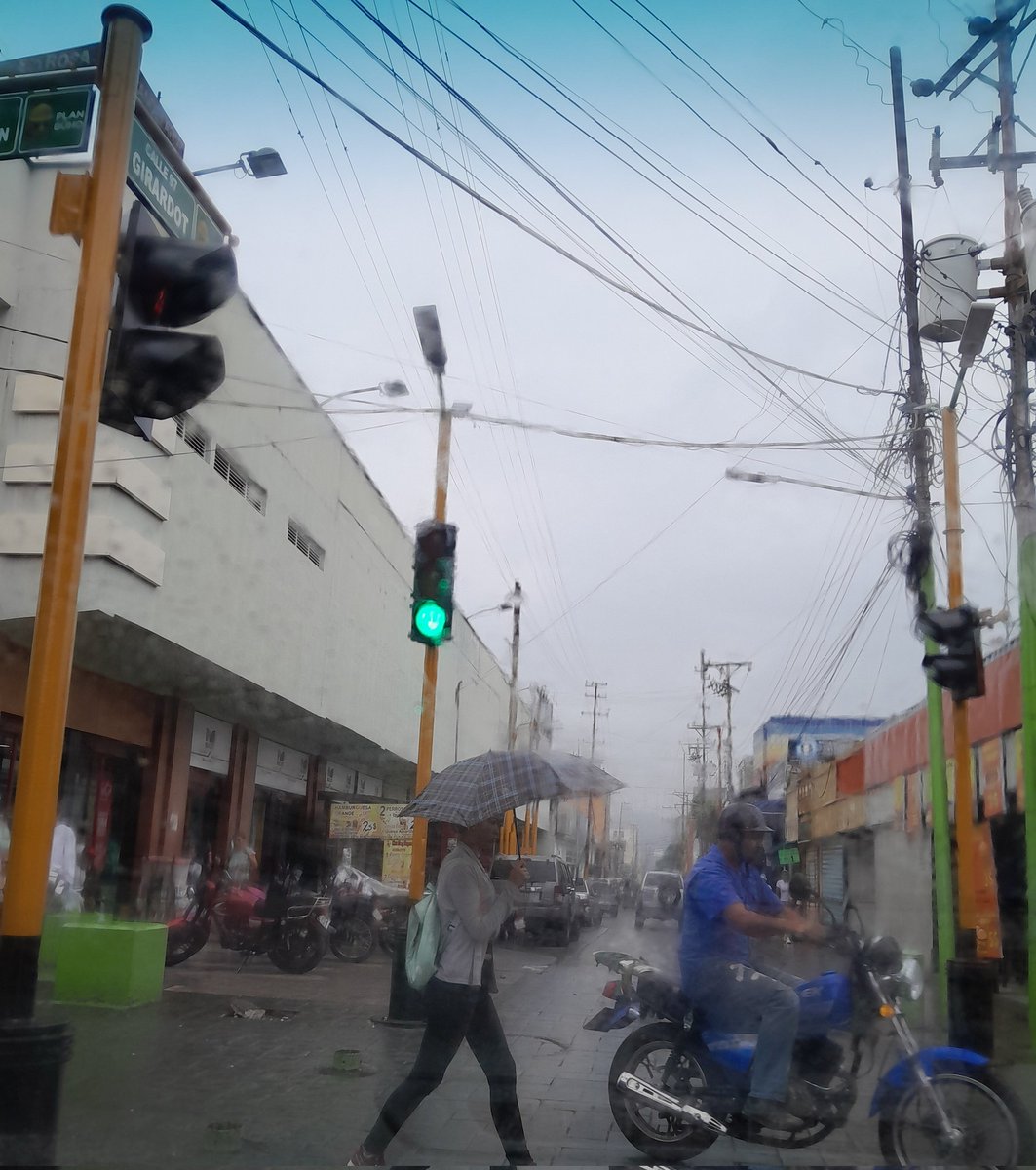 GruaPlataforma's tweet photo. Nuevo semáforo en el Boulevard Girardot para vehículos y peatones. 
#Valencia #Carabobo https://t.co/2f9CqGWjRe