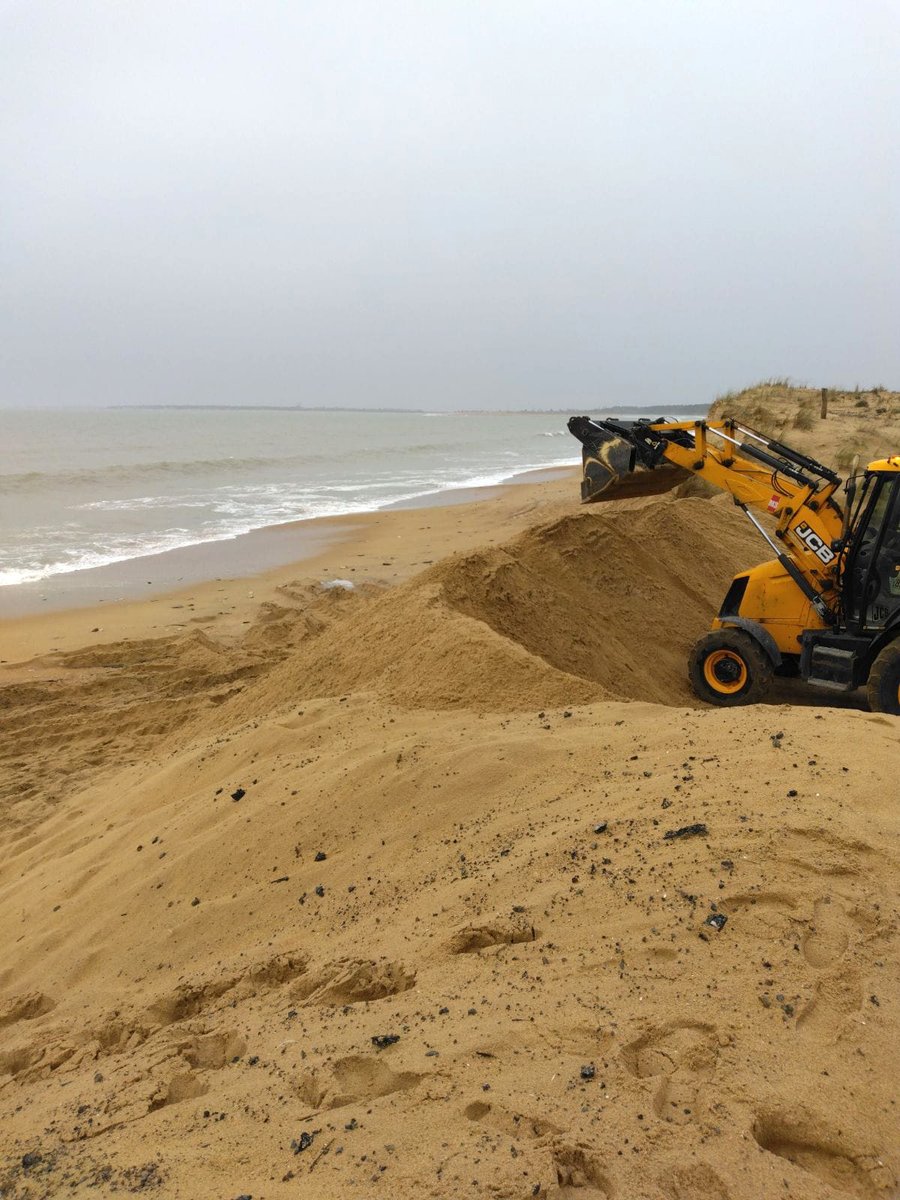 La #Vendée placée en #vigilancejaune vague submersion pour la marée haute du 09/02 à 04h09 aux Sables d'Olonne (coef 83). 
Les agents de la commune sont mobilisés
👉 inspection des ouvrages hydrauliques 
👉 protection de Grand'Plage (coef 110 attendu lundi )
Soyez vigilants 🙏