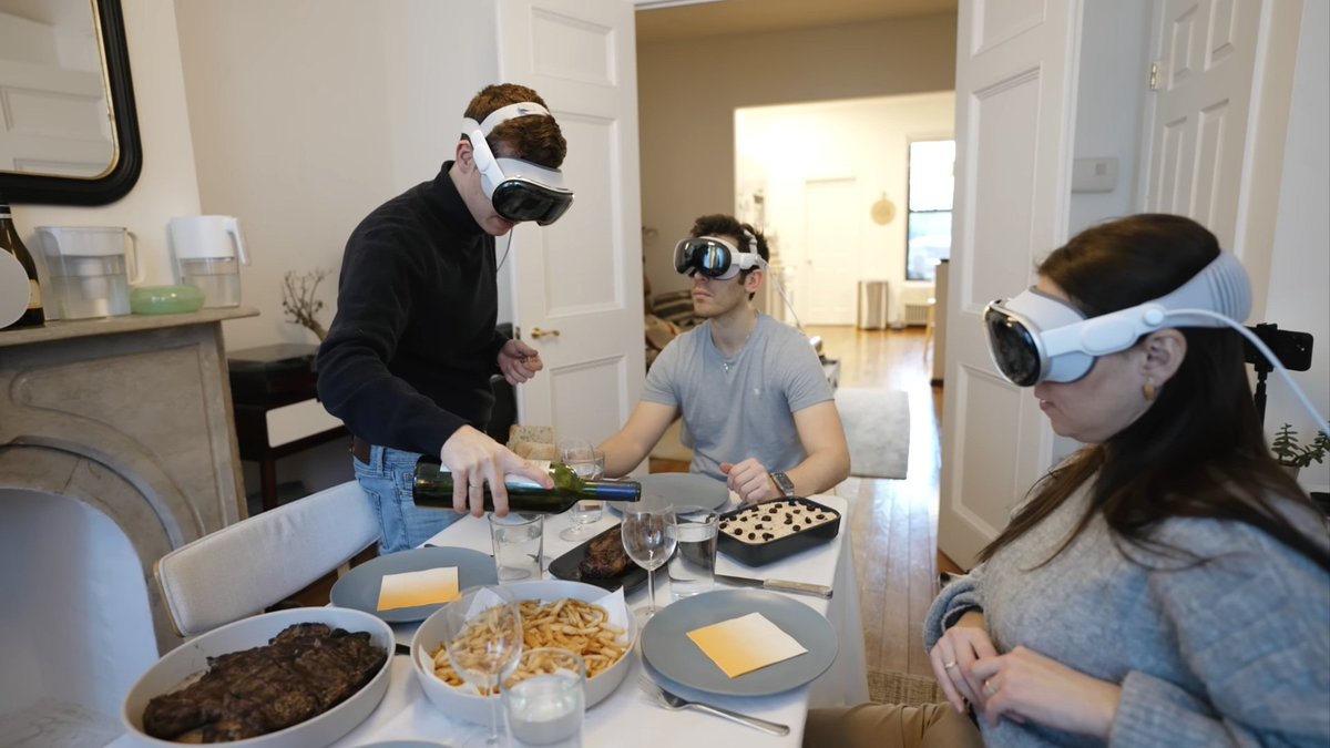 RAM4EVER01's tweet photo. Que estoy viviendo? En Skynet? Como van a ir a una cena de amigos todos con una gafas todo porque son de Apple. https://t.co/eLXWyShMr9